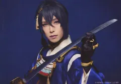 【中古】生写真(男性) 黒羽麻璃央(三日月宗近)/横型・キャラクターショット/「ミュージカル『刀剣乱舞』 ～陸奥一蓮～」ブロマイド 刀剣男士(戦闘ver.+内番ver.)