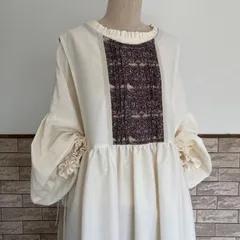 ヨーク切り替えギャザー　サイドリボンのエプロンワンピース　いちご泥棒