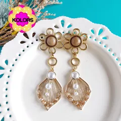 【匿名配送】【ピアス or イヤリング 変更可】【春の訪れを耳元に🌸お花ボタンの大ぶりピアス・イヤリング（ベージュ）】 2点目より割引  ハンドメイドピアス　ハンドメイドイヤリング 揺れるピアス 揺れるイヤリング