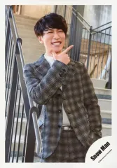 【中古】生写真(ジャニーズ) Snow Man/渡辺翔太/膝上・衣装グレー・チェック柄・右手指2本立て・歯見せ・階段/シングル「D.D. / Imitation Rain」MV＆ジャケ写オフショット/公式生写真