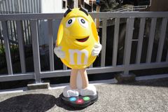 M＆M’s  エムアンドエムズ　ストアディスプレイ　イエロー　黄色　アメリカ　USA  チョコレート　店舗什器　等身大