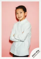 【中古】生写真(ジャニーズ) ジャニーズJr./久保廉/膝上・衣装白・腕組・背景ピンク/JOHNNYS’ ISLAND STORE オフショット/公式生写真