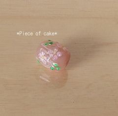 ピンクの花柄のピンクの蜻蛉玉（とんぼ玉） (TO192)＜脇玉付き　ネックレス等資材＞