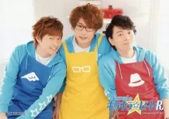 【中古】生写真(男性) Trignal/集合(3人)江口拓也・木村良平・代永翼/横型・上半身・衣装水色・エプロン青.黄.赤/CD『「Trignalのキラキラ☆ビートR」ラジオCD 2014 SPRING』特典生写真