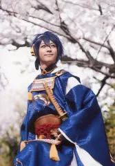 【中古】生写真(男性) 鈴木拡樹(三日月宗近)/膝上・衣装青・体左向き・桜・キャラクターショット/舞台「刀剣乱舞」トレーディングブロマイド