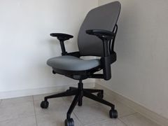 Steelcase社 　スチールケース（アメリカ）人気のリープチェア　v2 ライトグレー　２０１８年製