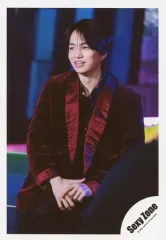 【中古】生写真(ジャニーズ) Sexy Zone/菊池風磨/膝上・衣装黒・紫・両手組み・顔左向き・笑顔/アルバム「POP × STEP!?」MVオフショット/公式生写真