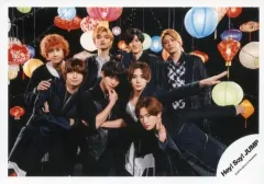 【中古】生写真(ジャニーズ) Hey! Say! JUMP/集合(8人)/横型・膝上・衣装黒・伊野尾腕組み・山田知念左手伸ばし・後ろにランタン/「Hey! Say! JUMP LIVE 2019 in Taipei」グッズオフショット/公式生写真