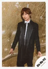 【中古】生写真(ジャニーズ) Kis-My-Ft2/宮田俊哉/膝上・衣装白黒/17夏 コンサートパンフ＆グッツ撮影オフショット/公式生写真