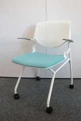 【東京都限定送料2200円も可】【2019年製】オカムラ　ルナチェア　肘付き　スタッキングチェア　ミーティング　会議　オフィスチェア