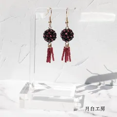 NO.136　花編みビーズボール　ビーズフリンジ　【ブラック×レッド】ピアス