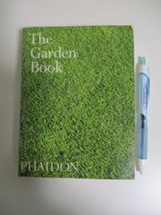 7か2678す　最終価格英語/庭園「The Garden Book/庭園の本」Phaidon Press　2003年版　見開きに書込み、地汚れ、角折れ有