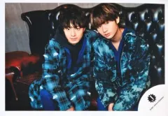 【中古】生写真(ジャニーズ) HiHi Jets/猪狩蒼弥・作間龍斗/横型・膝上/「少年たち 君にこの歌を」グッズオフショット/公式生写真