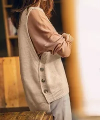ニットベスト サイドスリット 春秋 重ね着 グレー アイボリー レディース 韓国 ノースリーブ ニットトップス サイドボタン ラウンドネック ニットジレ プルオーバー ベスト 大人おしゃれ 無地 秋冬 チョッキ オフィスカジュアル 84YRZP-001