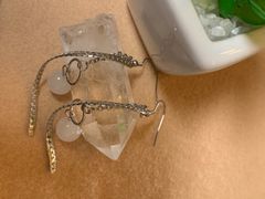 ホワイトジェイド（白翡翠・ひすい）チェーンピアス