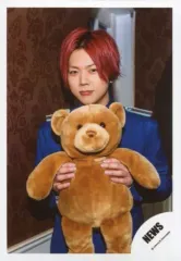 【中古】生写真(ジャニーズ) NEWS/増田貴久/上半身・衣装青黒白・両手でぬいぐるみ持ち/「NEVERLAND」ジャケ写撮影＆特典映像撮影オフショット/公式生写真のサムネイル