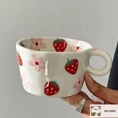 【新品・未使用】 手描きイチゴ柄フローラルセラミックマグ - アート風キュートコーヒーカップ、朝食・ティータイム用ギフト
