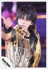 【中古】生写真(ジャニーズ) Sexy Zone/佐藤勝利/ライブフォト・上半身・衣装金色・イヤホンマイク・右手前・背景紫/公式生写真