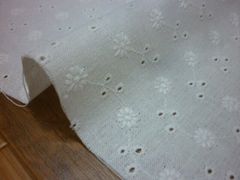 1ｍ　綿麻 刺繍 小花ｂ/オフホワイト　刺繍生地　綿85%　麻15%