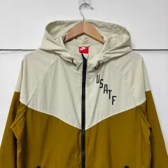 Nike(ナイキ） ベージュ USATF ウインドランナー