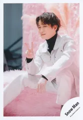 【中古】生写真(STARTO) Snow Man/渡辺翔太/膝上/シングル「LOVE TRIGGER / We’ll go together」MV＆ジャケ写オフショット/公式生写真