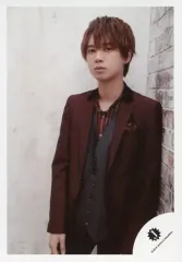 【中古】生写真(ジャニーズ) HiHi Jets/井上瑞稀/膝上・衣装紫・黒・両手下・左向き・口閉じ・背景白・レンガ/「DREAM BOYS」グッズオフショット/公式生写真