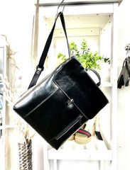 レザー3wayリュック　表面と裏面にファスナーポケット付き　通勤、通学に便利　ブラック色
