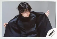 【中古】生写真(ジャニーズ) SixTONES/高地優吾/横型・上半身/シングル「NEW ERA」MV＆ジャケ写オフショット/公式生写真