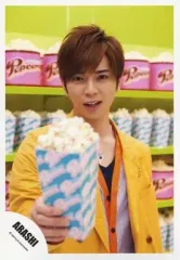 【中古】生写真(ジャニーズ) 嵐/松本潤/バストアップ・ジャケット黄色・右手ポップコーン・「ARASHI LIVE TOUR Popcorn」/公式生写真