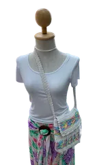 夏に大活躍のニットバック（白ベースパステルレインボー色・スクエア大）