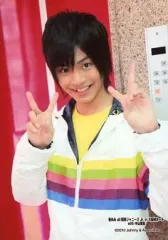 【中古】生写真(ジャニーズ) 7WEST/新垣佑斗/バストアップ・衣装白・両手ピース・背景赤/春休み all関西ジャニーズJr. in 大阪城ホール with中山優馬