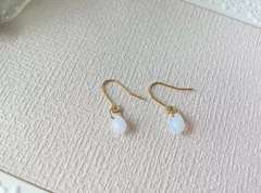 チェコシズク ホワイトオパールのゴールドU字ピアス