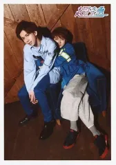 【中古】生写真(男性) 超特急/リョウガ(船津稜雅)・ユーキ(村田祐基)/全身・衣装青・座り・抱きつき/「BULLET TRAIN SPRING/SUMMER TOUR 2019『EUPHORIA ～Breakthrough. The Six Brave St