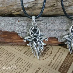 シルバー925 チェーン付き 革ヒモあり シルバーアクセサリー チャーム 唐草十字 黒石 十字架 アラベスク メンズ レディース クール コーデ カッコイイ オシャレ ペンダントトップ ファッション 普段使い 雑貨 小物 記念 お揃い プレゼント 贈り物