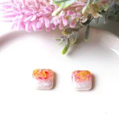 No.716　レジン　スクエア　ぷっくり　ホワイト　カラフル花びら　ピアス　イヤリング　ハンドメイド