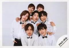 【中古】生写真(ジャニーズ) なにわ男子/集合(7人)/横型・上半身・衣装白・黒・センター西畑口開け・左手ピース・背景白/「ジャニーズJr.8・8祭り～東京ドームから始まる～」グッズオフショット/公式生写真