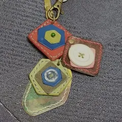 インパクト大♪バッグチャームA レザー×ボタン