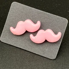 【新品】樹脂ピアス 両耳セット 金属アレルギー対応 樹脂キャッチ付◆王様 ヒゲ ピンク 大きめ チャーム◆ワンポイント スタッドピアス◆ 樹脂ポスト 軽量 シンプル デザイン