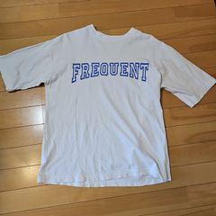 白の半袖Tシャツです