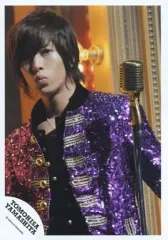 【中古】生写真(ジャニーズ) 山下智久/上半身・衣装紫・スタンドマイク・ロゴ「YAMASHITA TOMOHISA」/公式生写真