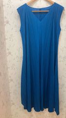 お品物はきれいです。イッセイミヤケ、プリーツプリーズのブルーのノースリーブワンピース