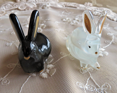 工芸品・手吹きガラス箸置き・うさぎ白＆黒　（六箇山工房）