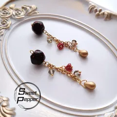 一点もの チェコビーズとチェーンの耳飾り ブラック&レッド ゴールド