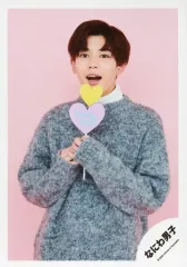 【中古】生写真(ジャニーズ) なにわ男子/長尾謙杜/上半身・衣装グレー・両手フォトプロップス・口開け・背景ピンク/Greeting Photo ～ニューイヤーVer.～/公式生写真