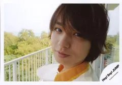 【中古】生写真(ジャニーズ) Hey! Say! JUMP/伊野尾慧/横型・顔アップ・体左向き・カメラ目線・衣装オレンジ・白・テラス/公式生写真