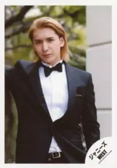 【中古】生写真(ジャニーズ) ジャニーズWEST/藤井流星/上半身・衣装黒.白・右手上げ・左手下・カメラ目線/神山智洋・藤井流星・小瀧望 海外(ロサンゼルス)オフショット/公式生写真