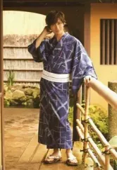 【中古】生写真(男性) 矢田悠祐(不二周助)/全身・浴衣青・右手頭・左手手すり・野外・私服ショット/ミュージカル 『テニスの王子様』 全国大会 青学vs立海