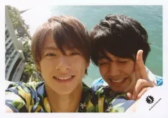【中古】生写真(ジャニーズ) Mr.King vs Mr.Prince/平野紫耀・高橋海人/横型・顔アップ・衣装黄黒・左手ピース・目閉じ/16新春 ジャニーズJr. ハワイオフショット/公式生写真