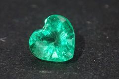 天然エメラルド0.296ct 約3×4mm ソーティング付き！