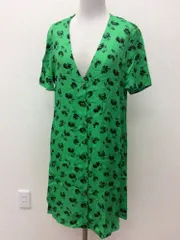 ザラ　タグ付き！ 鮮やかなグリーンのワンピース 黒の花柄 